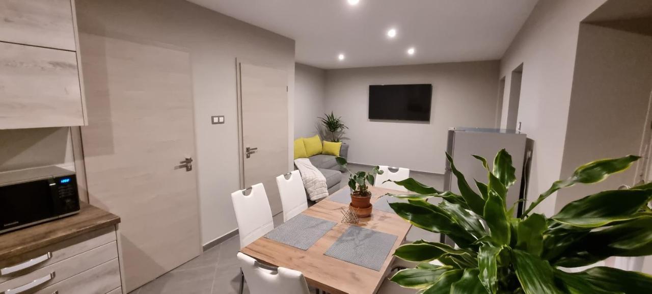 Hos-Cegledi Vendeghaz Miskolc -Oenallo Otthon, Mely Csak Az Oenoeke Exterior foto
