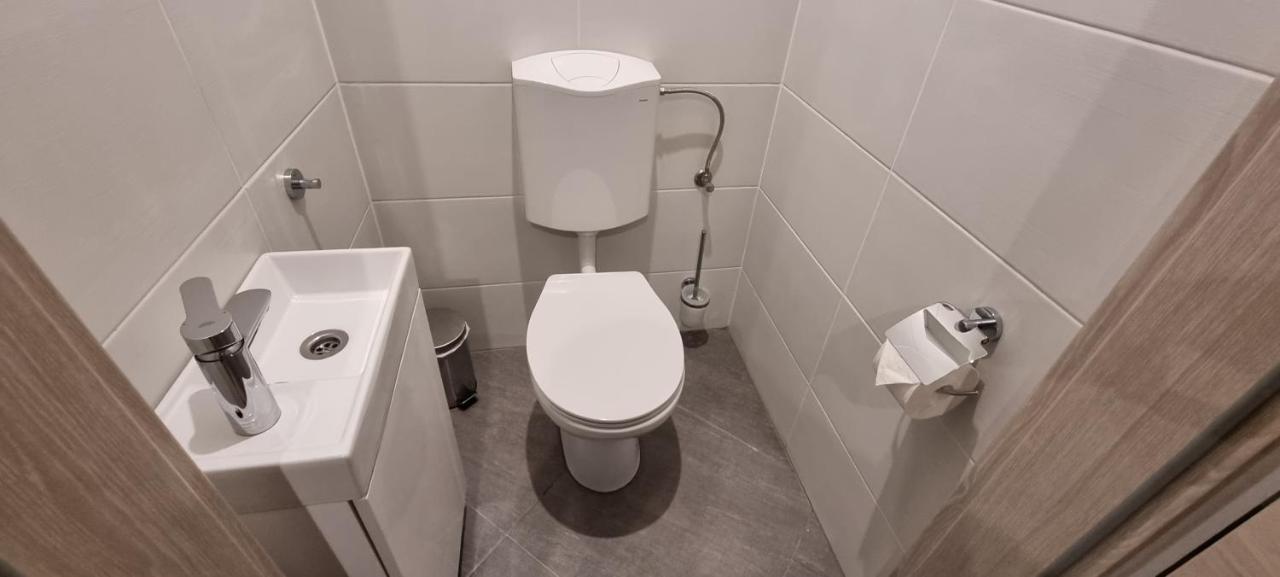 Hos-Cegledi Vendeghaz Miskolc -Oenallo Otthon, Mely Csak Az Oenoeke Exterior foto